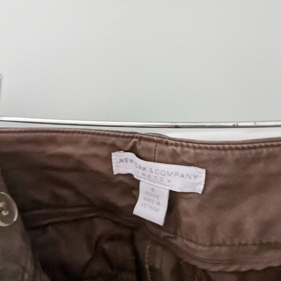 New York and Company Stretch Khaki Sz 4 short - Picture 3 of 3